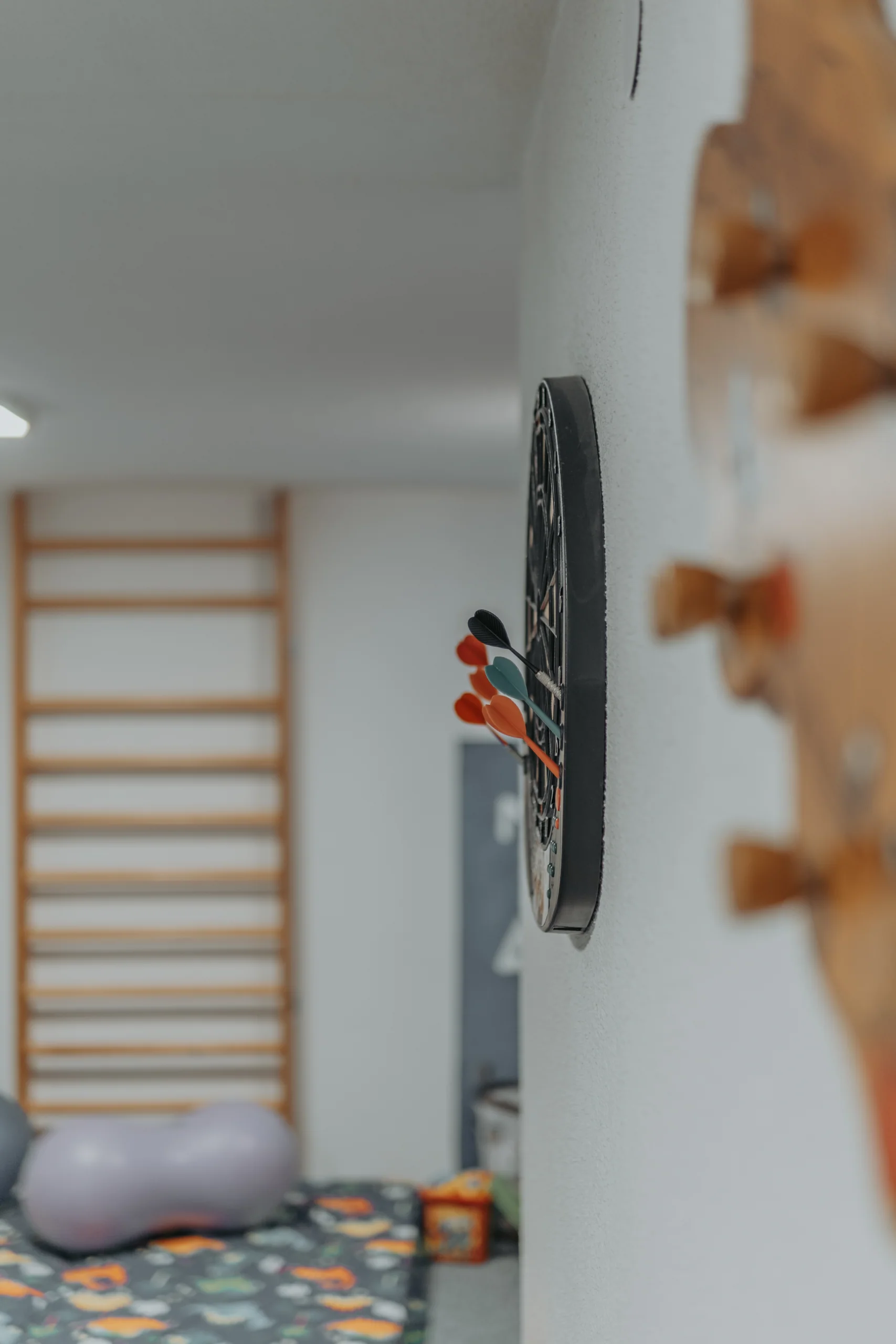 Dartscheibe und Tischkicker im Familienbereich