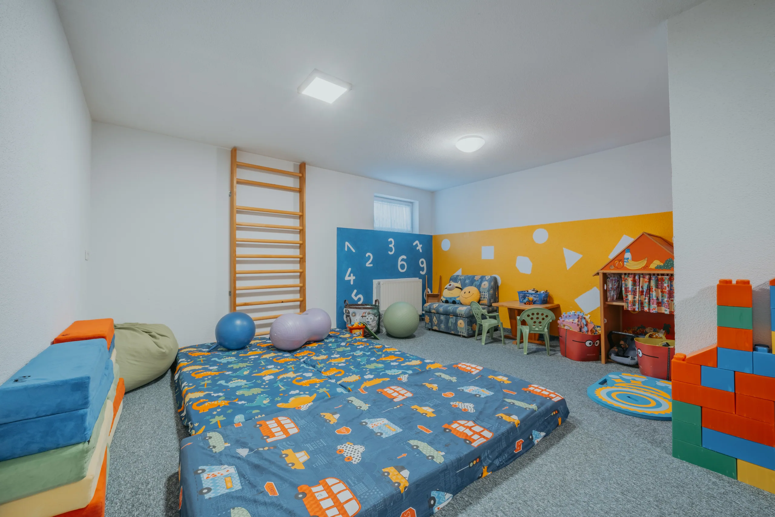 Kinderspielecke mit Spielmatten, Bausteinen und Spielsachen