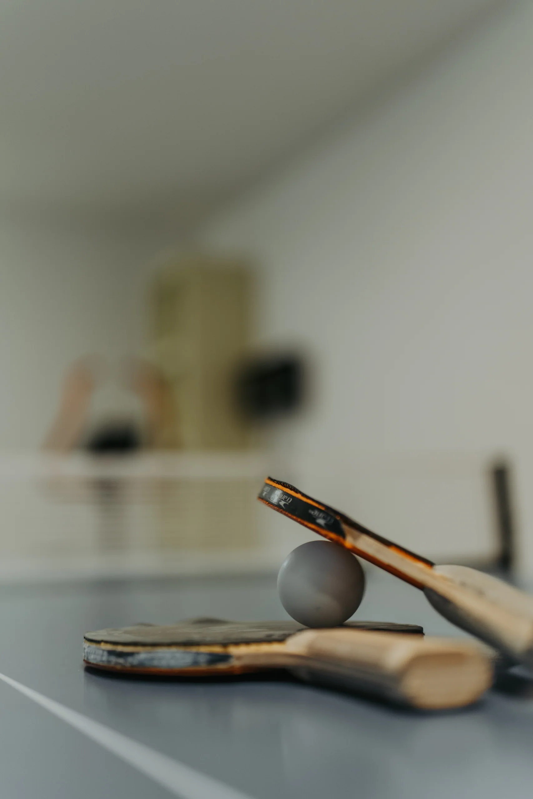 Tischtennisschläger und Ball auf der Platte