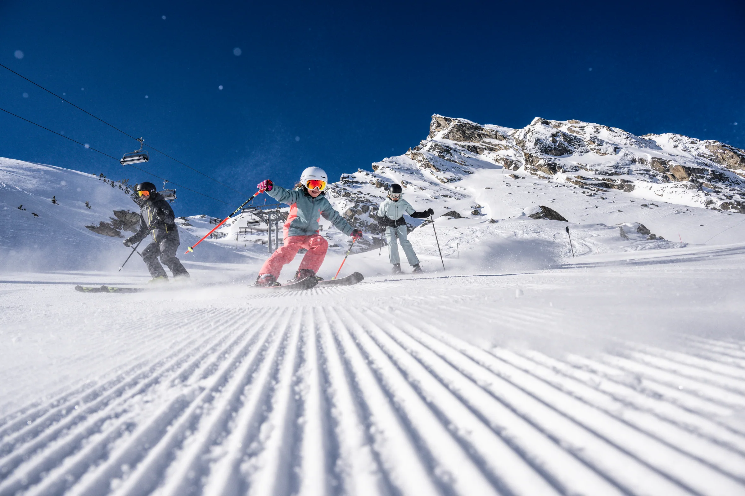 Skifahrer auf einer verschneiten Piste in der Galtürer Bergwelt