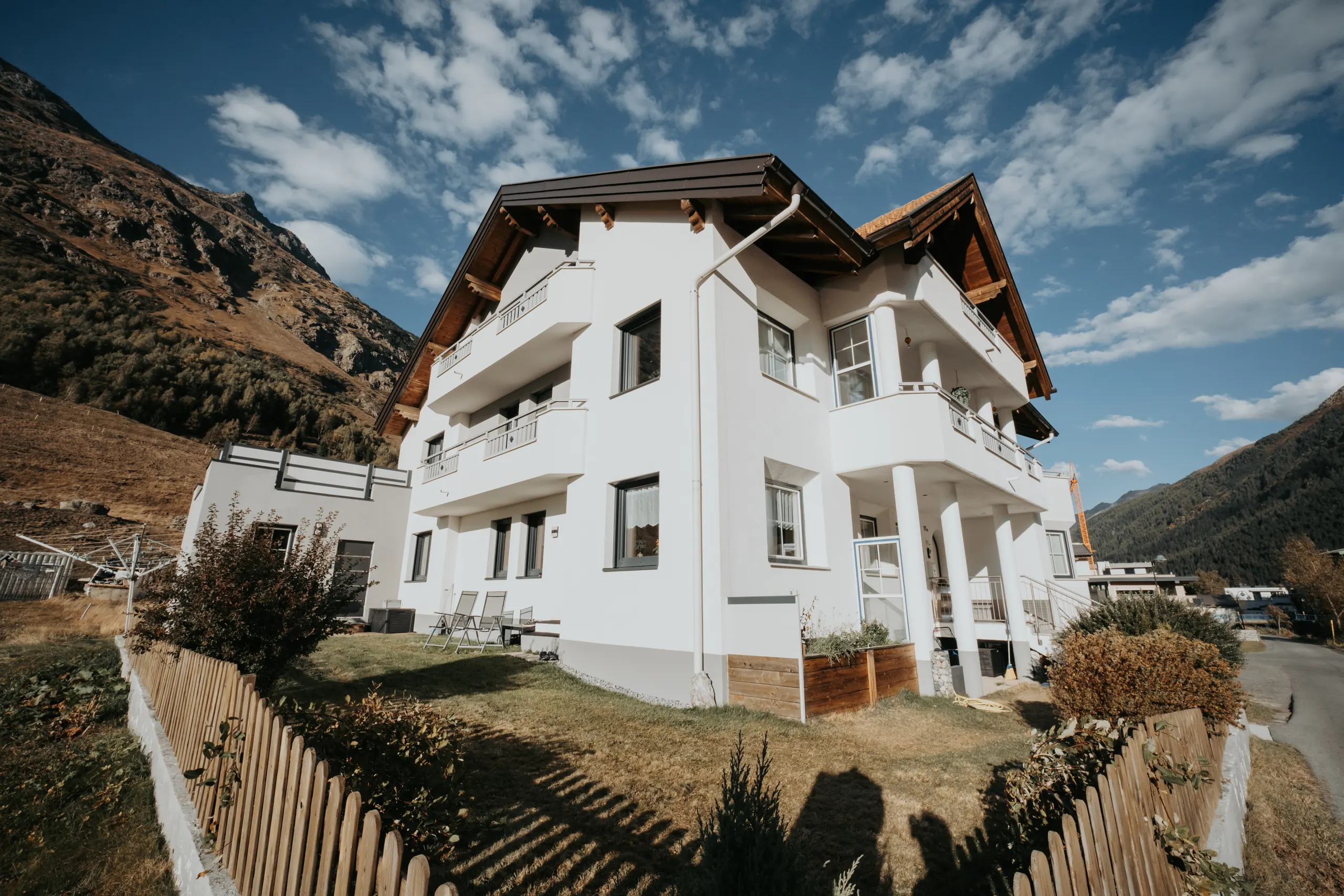 Balkone und Außenansicht des Hauses Klara