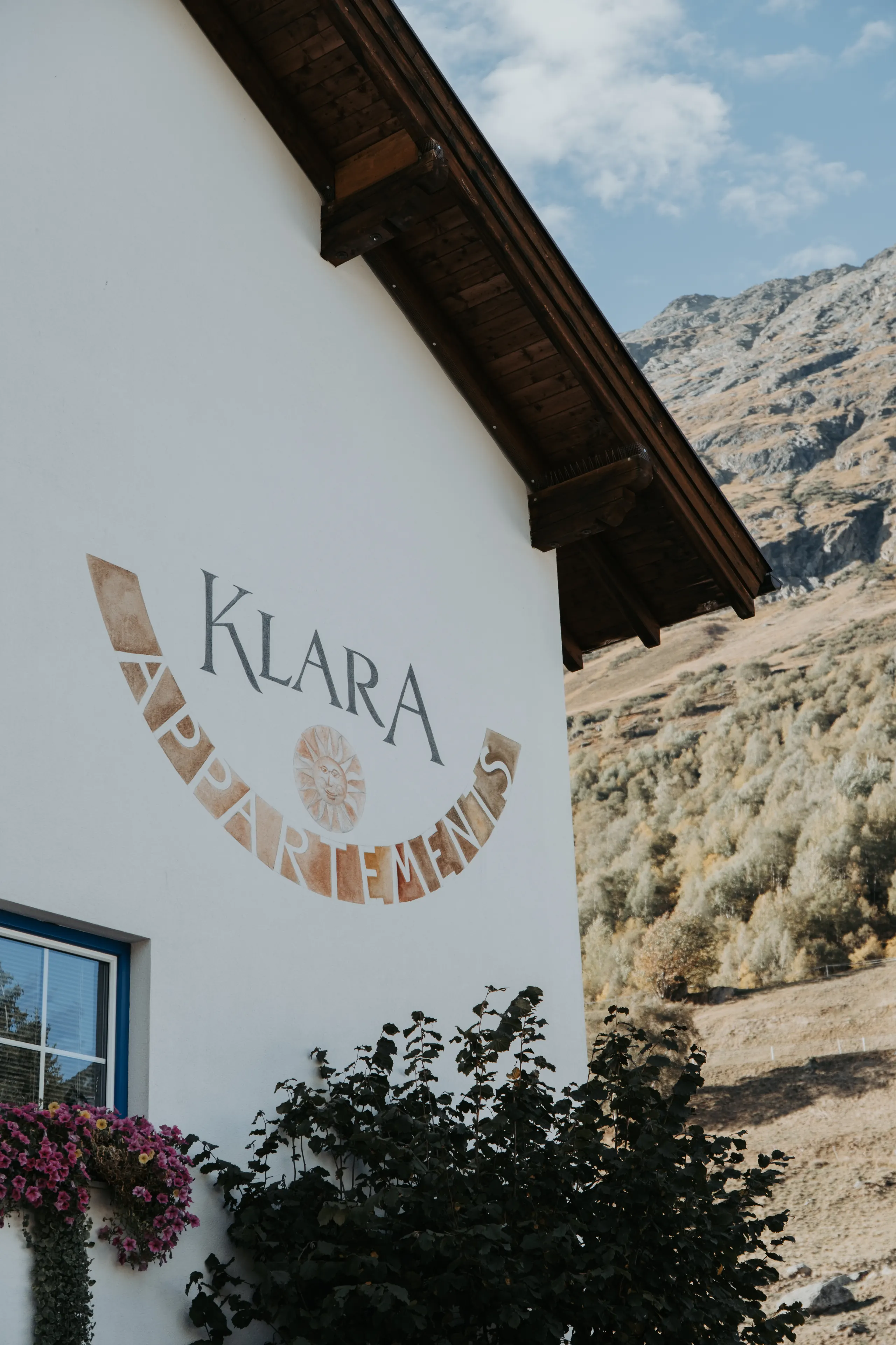 Klara-Schriftzug an der Hausfassade