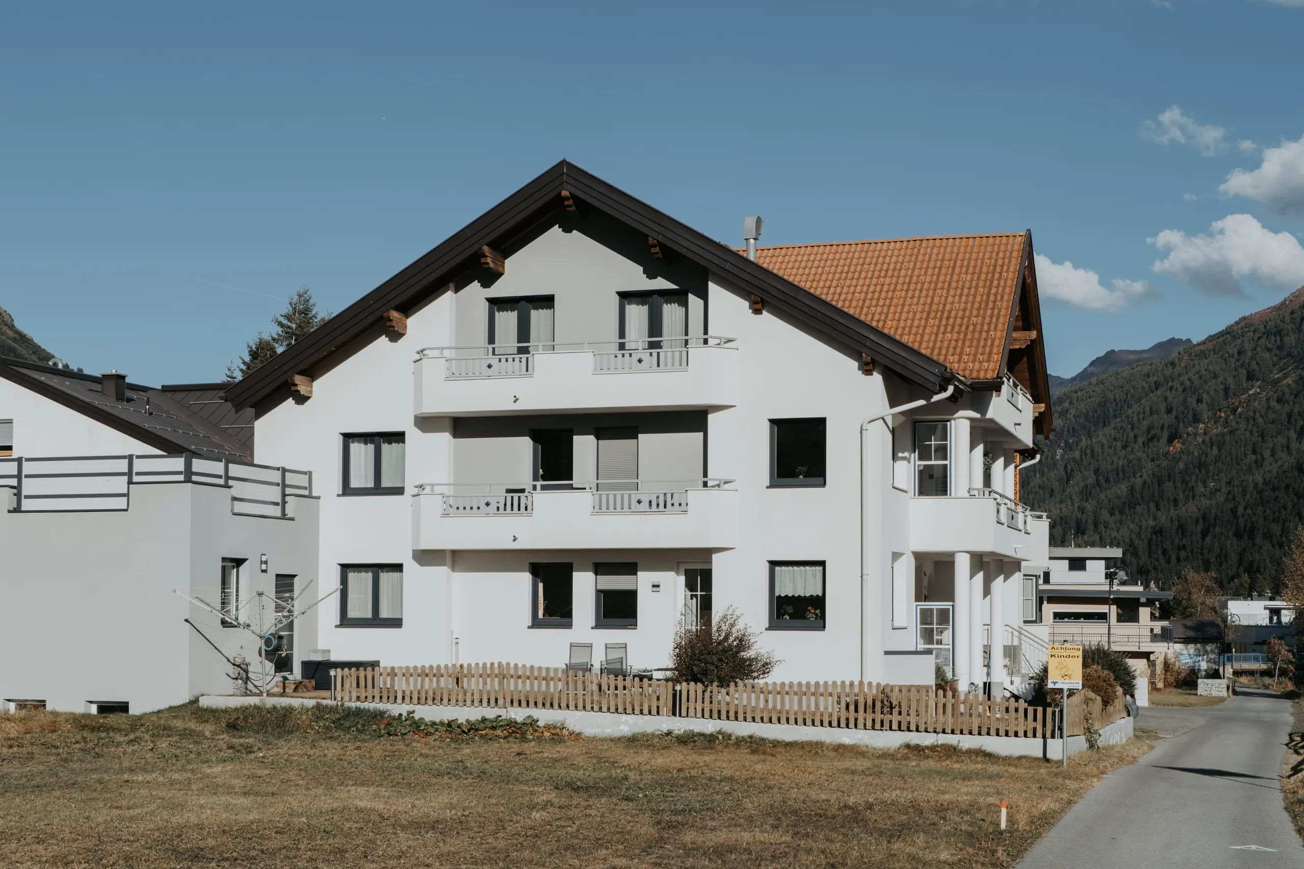 Die sonnige Außenansicht des Hauses Klara