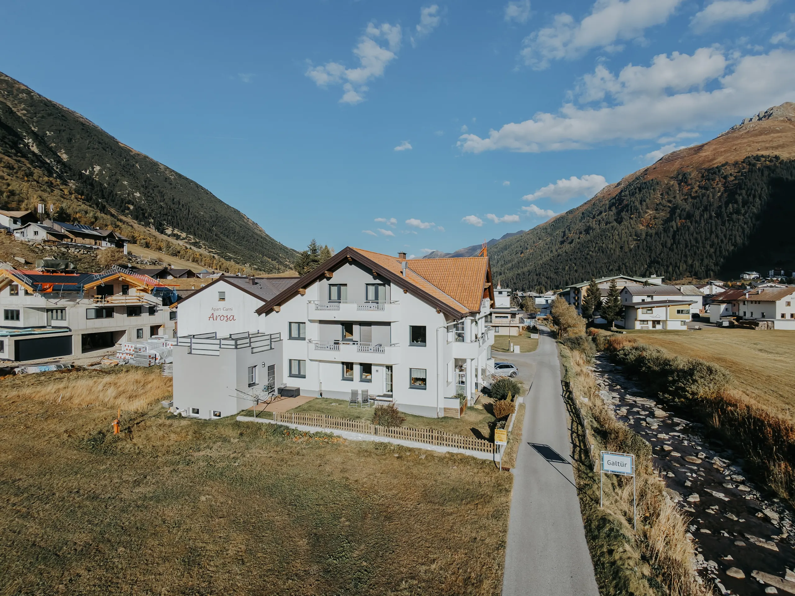 Das Haus Klara in Galtür mit Bergkulisse