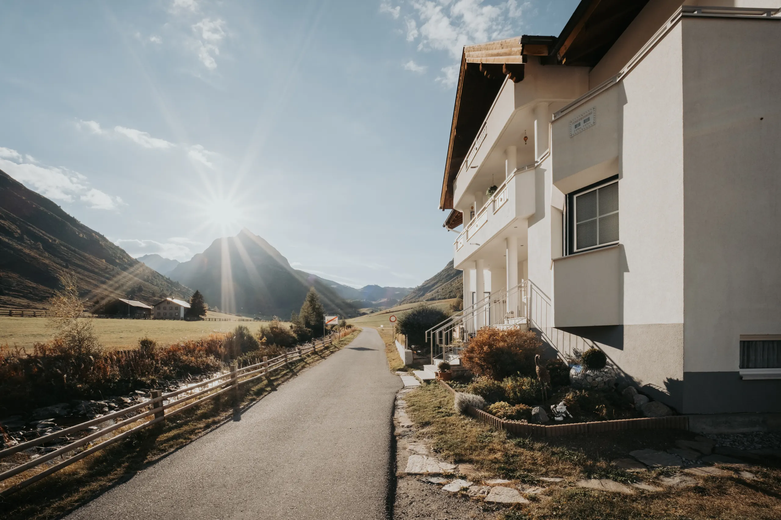 Weg entlang des Hauses Klara mit Blick in die Berge