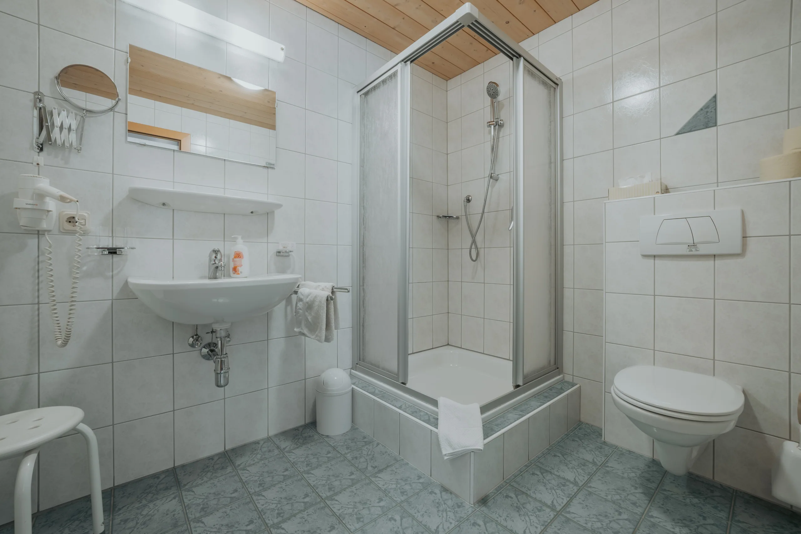 Badezimmer mit Dusche, Waschbecken und WC in Wohnung 2