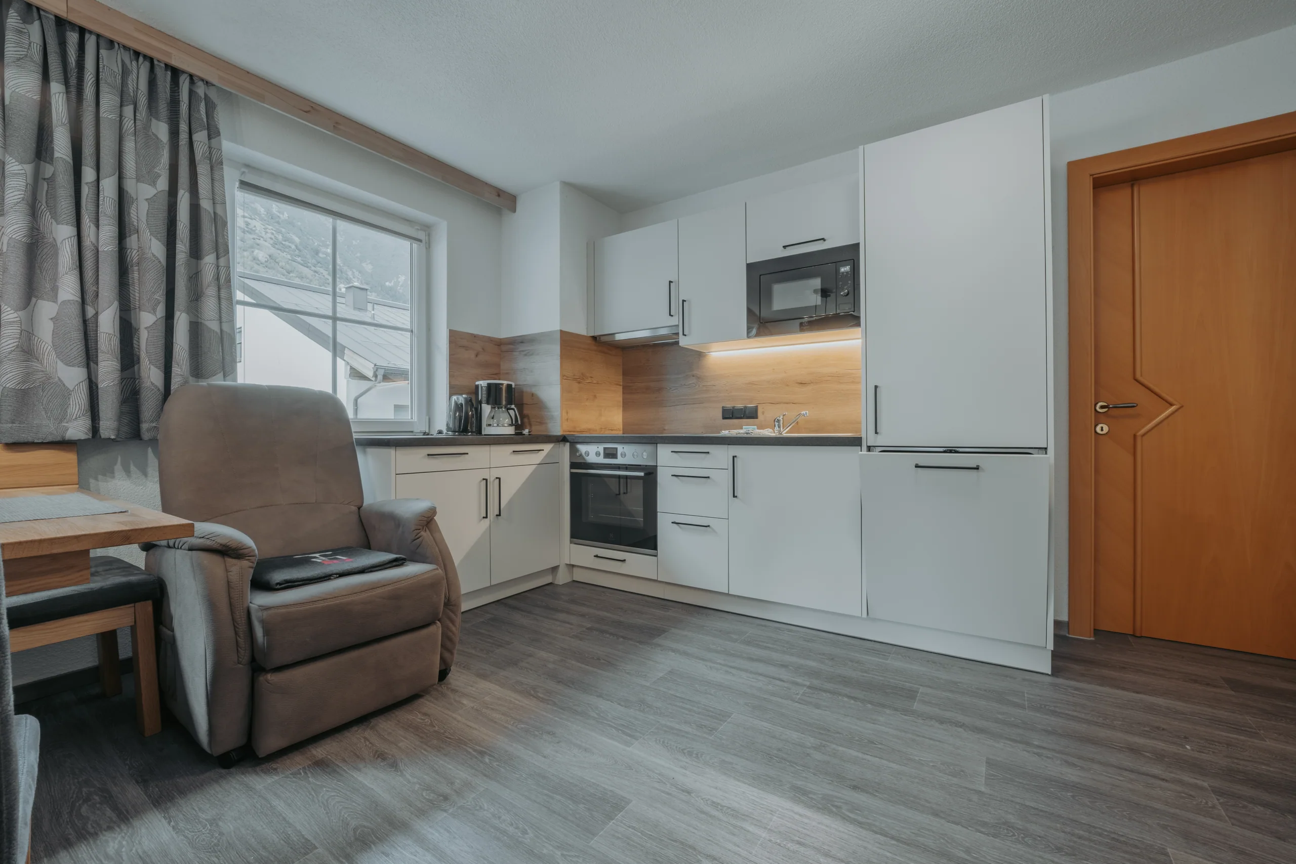 Küchenzeile und Sessel in Wohnung 2