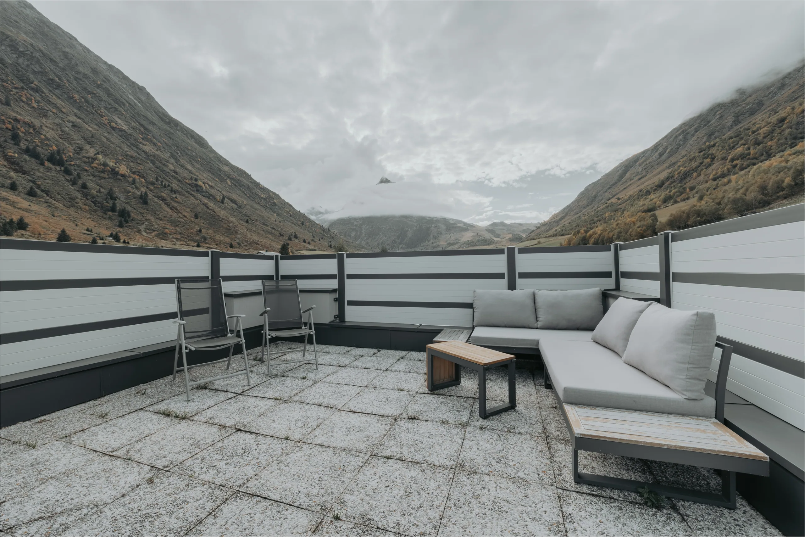 Sonnenterrasse mit Sitzplätzen und Blick in die Berge