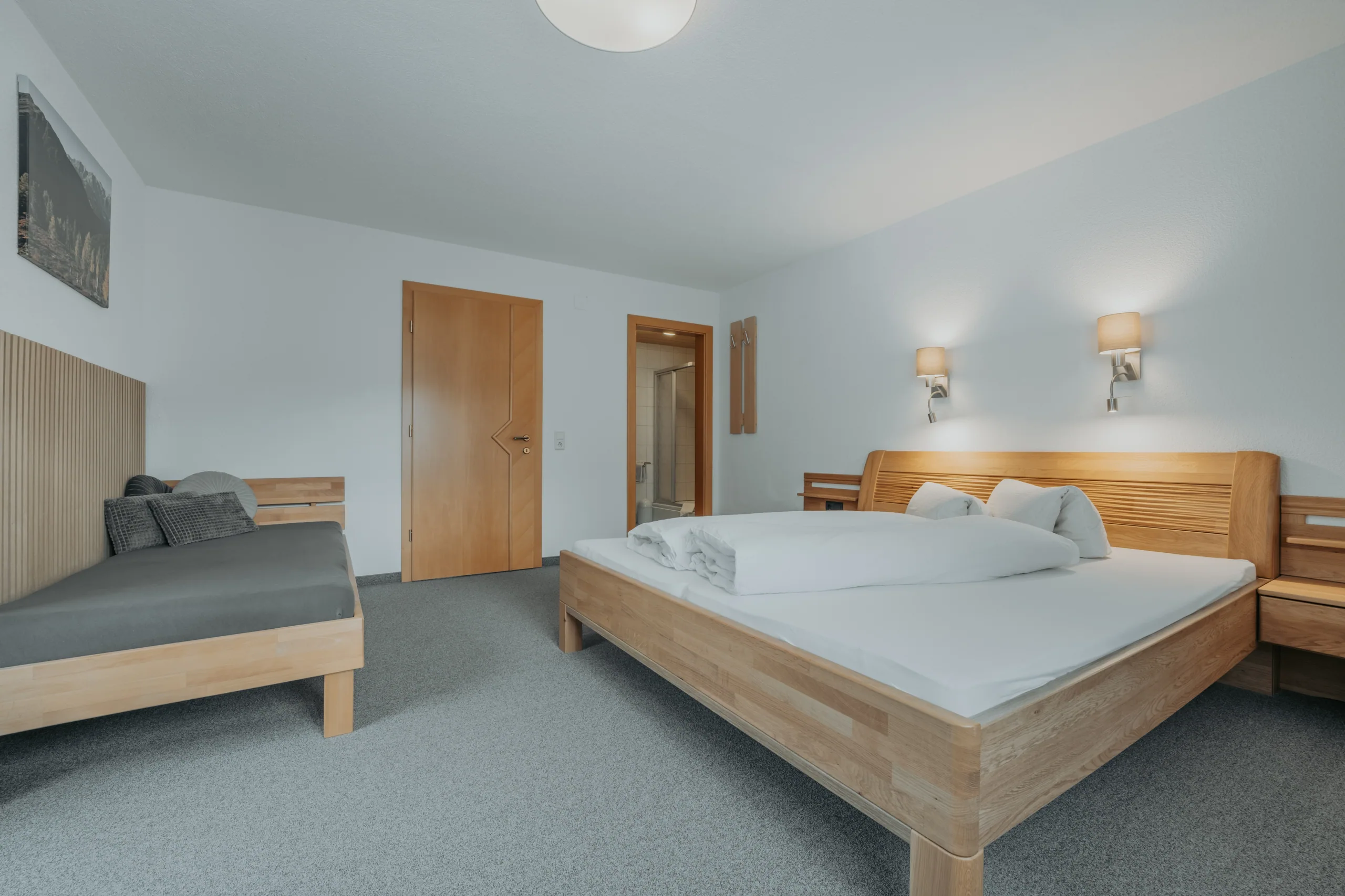 Doppelzimmer mit Sitzbank aus einer weiteren Perspektive