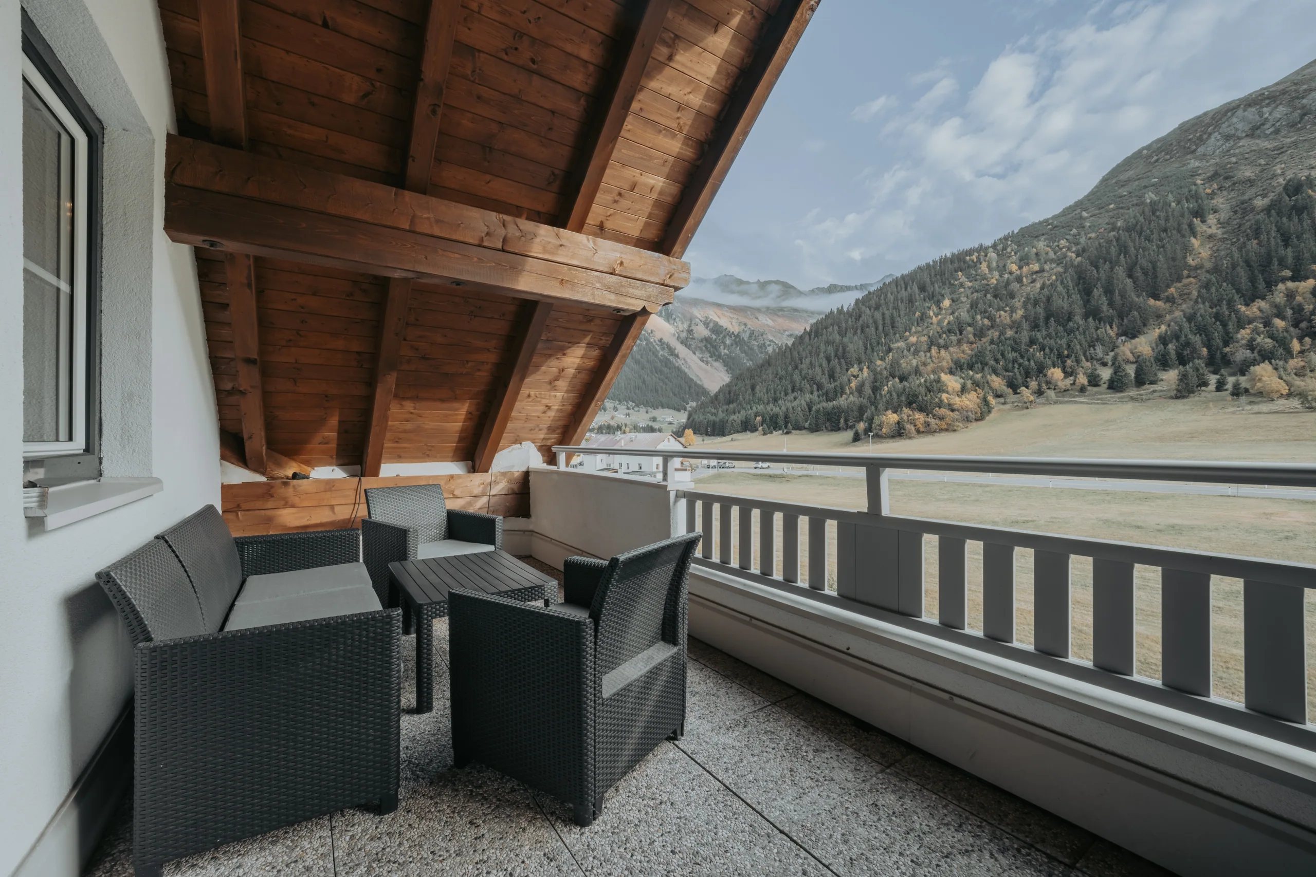 Überdachter Balkon mit Loungemöbel in Wohnung 3