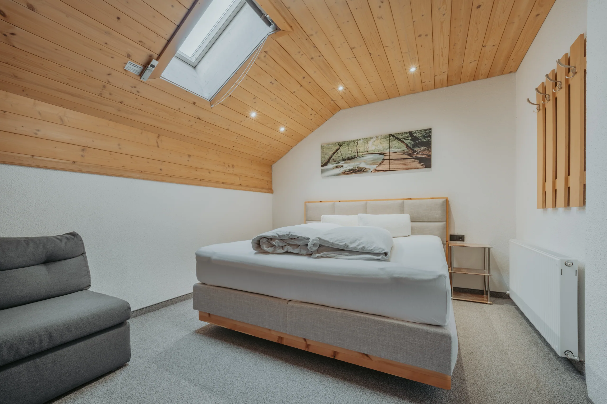 Doppelzimmer mit Zirbenholzbett  und Dachfenster in Wohnung 3
