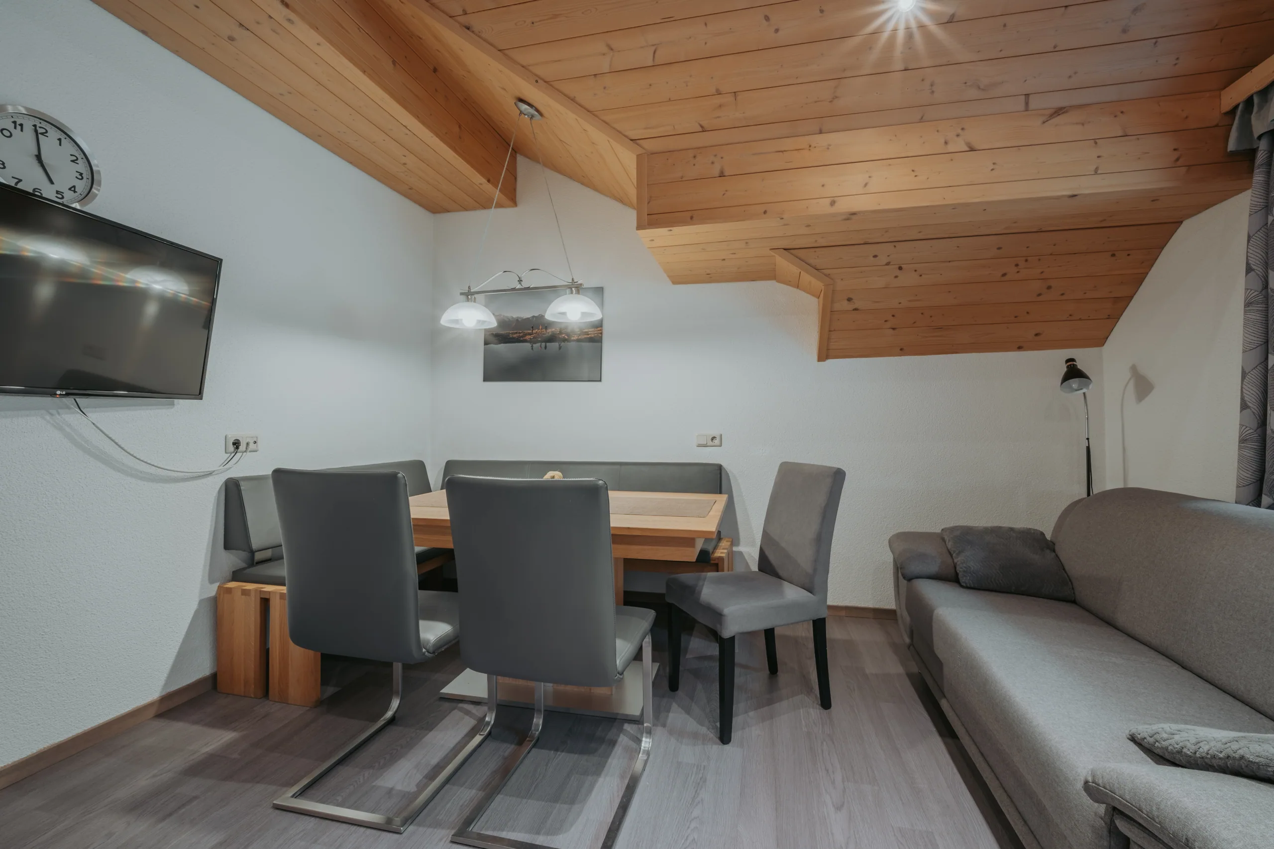 Esstisch und Sofa in Wohnung 3