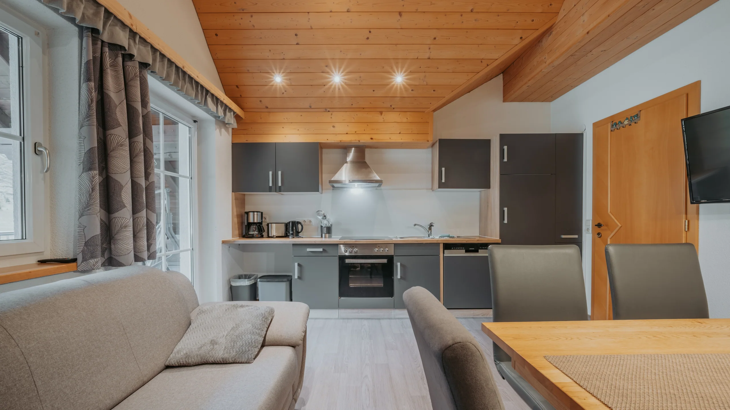Küche und Sitzbereich der Wohnung 3