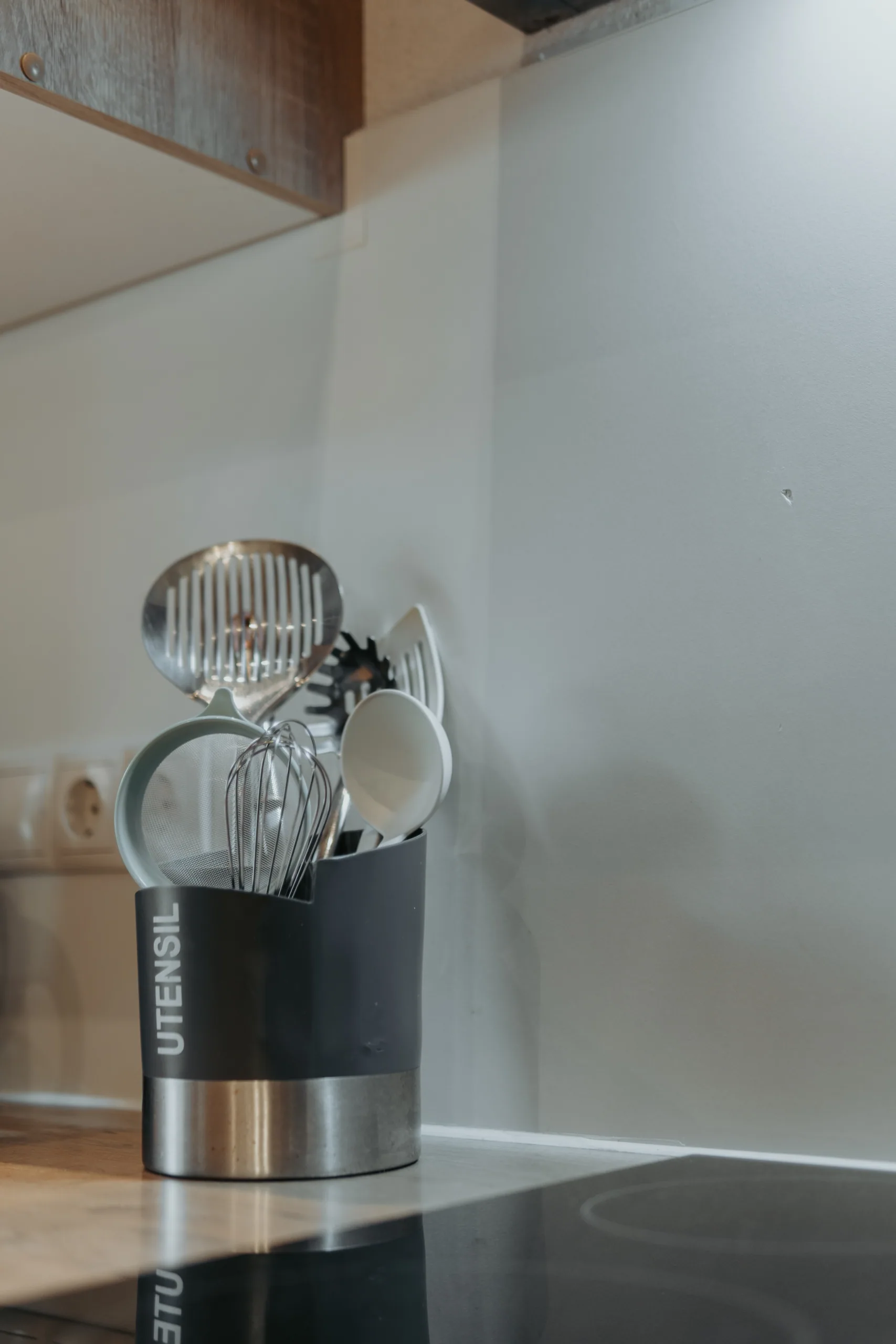 Küchenutensilien an der Kochstelle in Wohnung 3