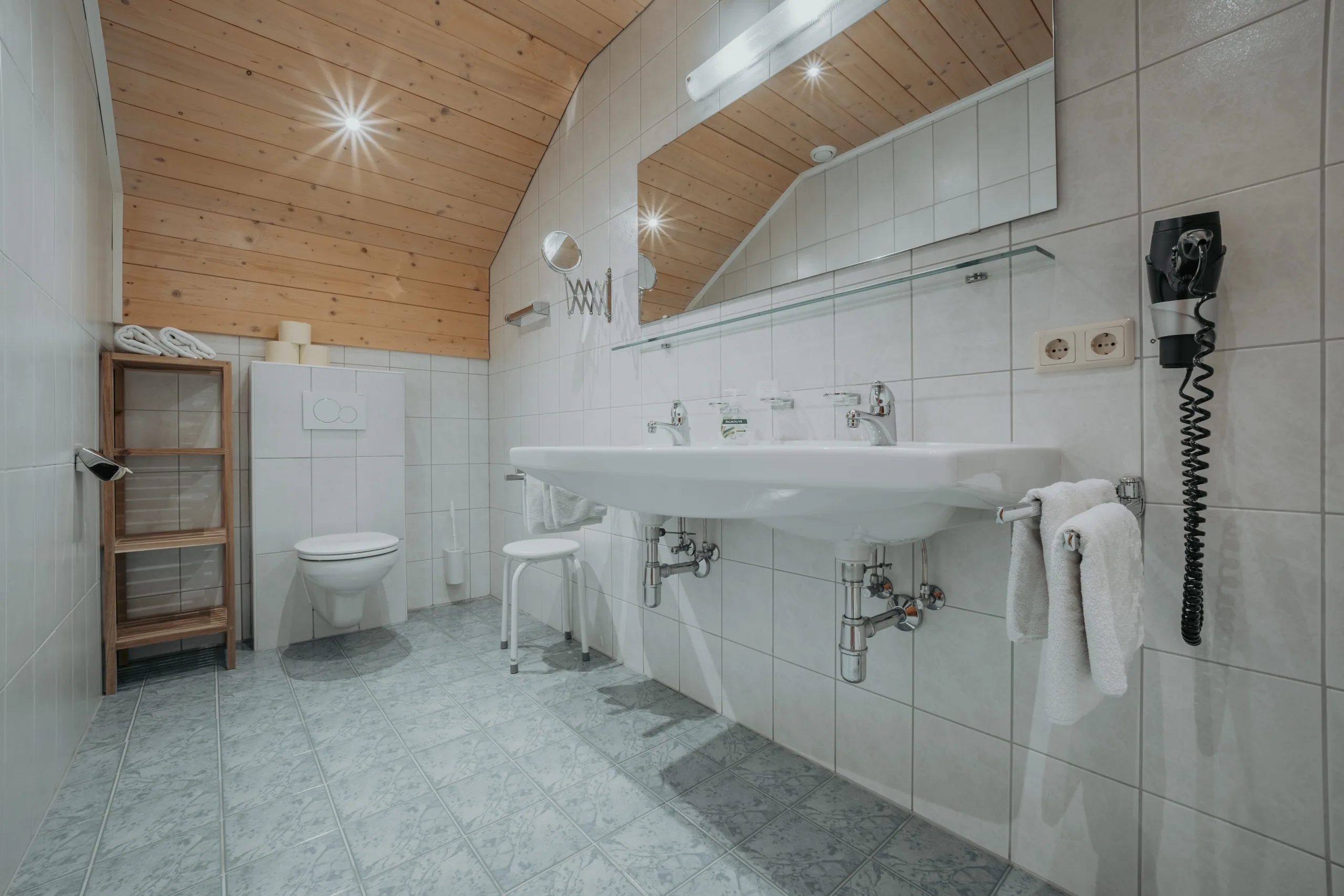 Weiteres geräumiges Badezimmer in Wohnung 3